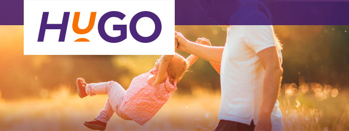 Père jouant avec sa fille avec logo d'HuGo
