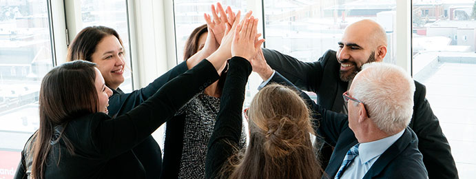Employés de chez HUmania se tappant tous dans la main