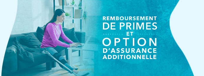 Femme avec une béquille assis sur un canapé devant son ordinateur portable