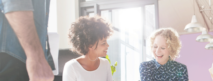 deux femmes qui se font la conversation