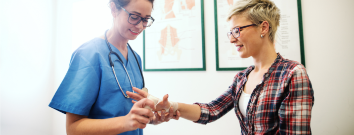 docteur évalue la main d'une patiente
