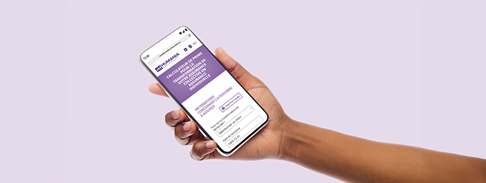 main tenant un téléphone naviguant sur plateforme