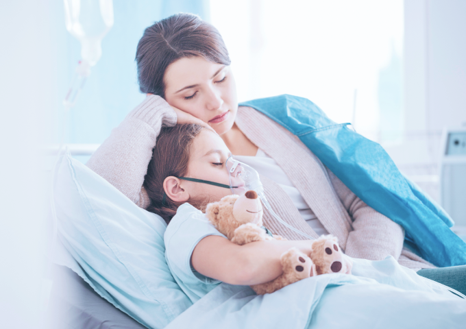 Mère et son enfant sur un lit d'hôpital