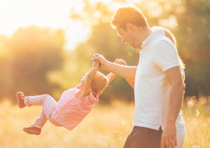 Parents jouant avec leur bébé dehors