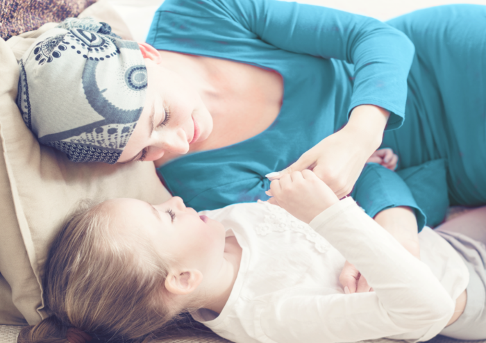 Femme et enfant couchés se tenant la main