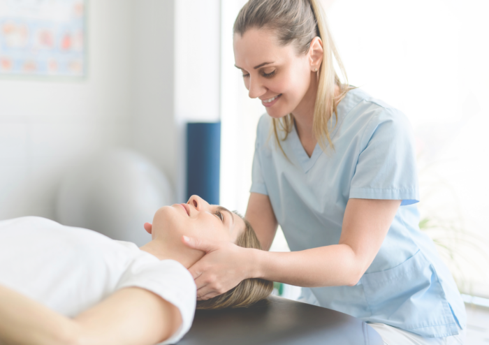Infirmière traintant une patiente