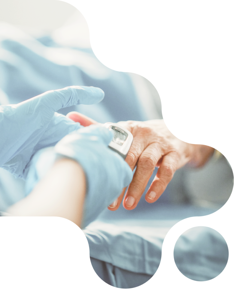 mains d'infirmière tenant la main d'un patient